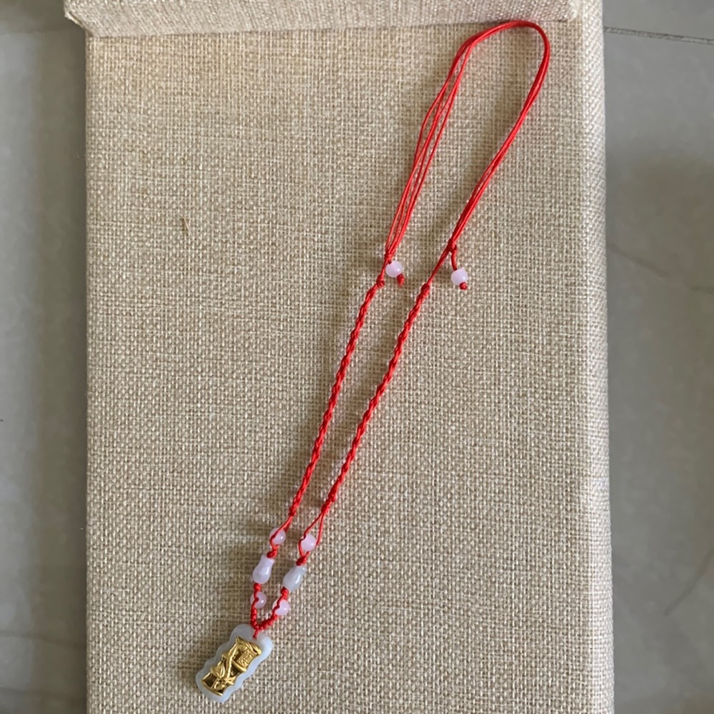 Jade necklace, size adjustable.